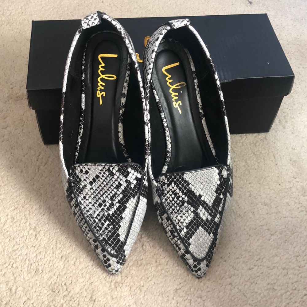snake print black and white flat